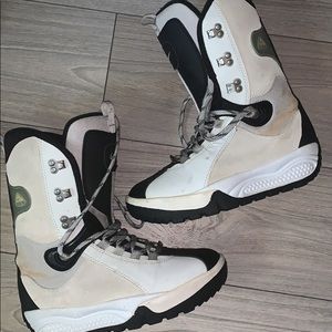 Snowboard boots